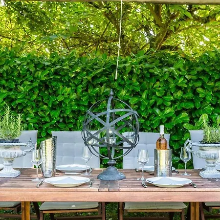 Un Mix Dei Pezzi Migliori Di Un Castello E Una Villa Holiday home
